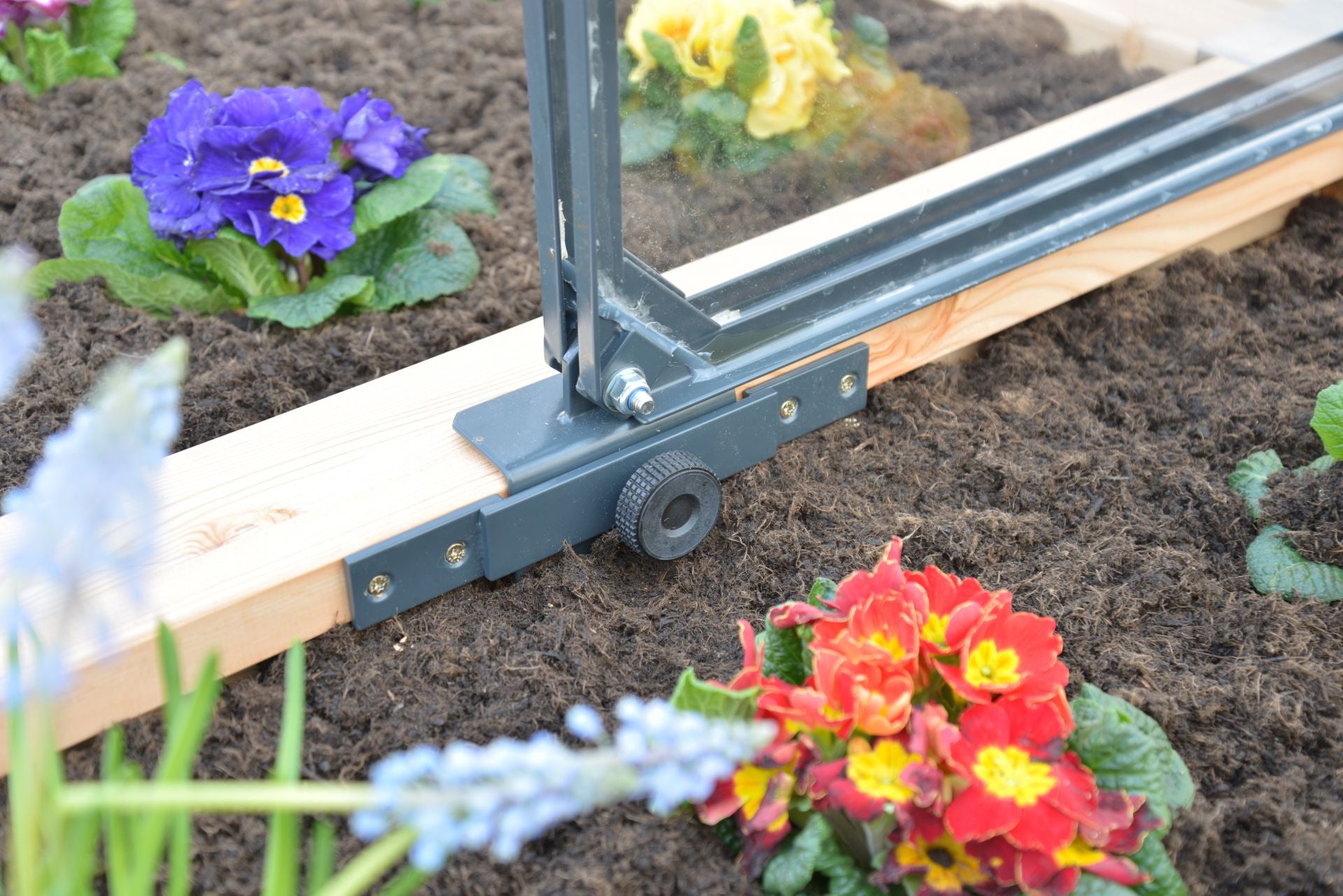 Hochbeetabdeckung im Detail im Beet