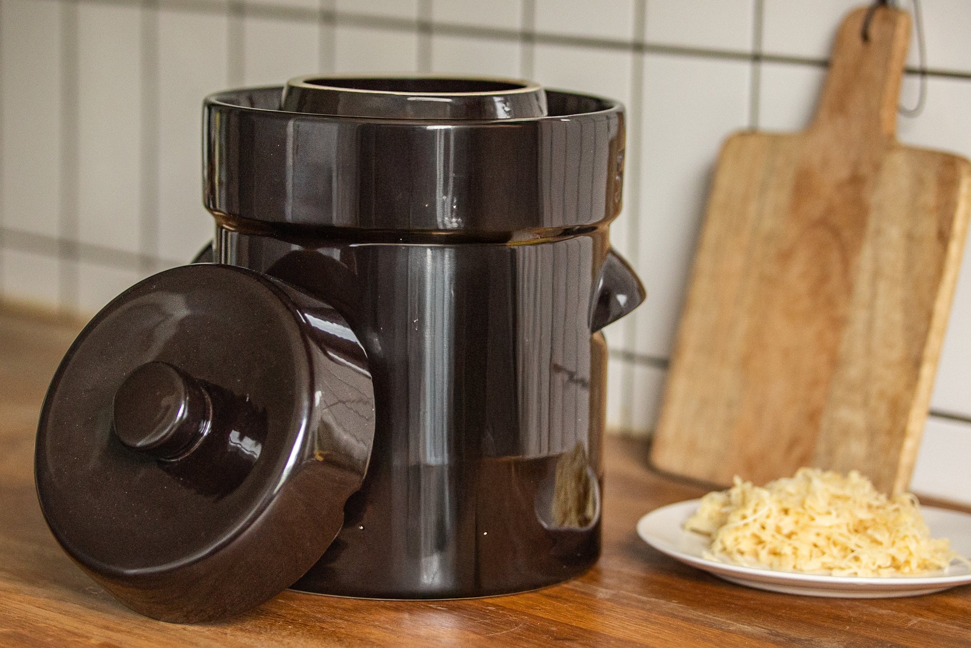 Gärtopf in braun mit Sauerkraut