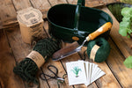Geschenkset mit Gartenkorb, Scharfswollpallets, Saatguttütchen, Kletternetz aus Jute, Juteschnur, Handschaufel, Bonsaischere