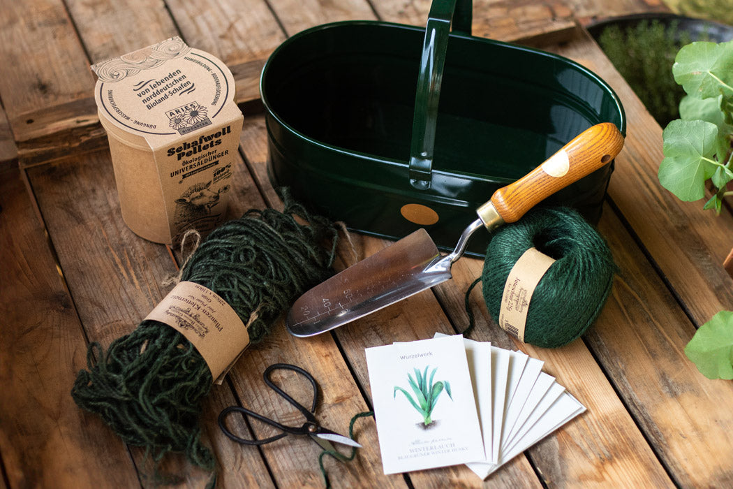 Geschenkset mit Gartenkorb, Scharfswollpallets, Saatguttütchen, Kletternetz aus Jute, Juteschnur, Handschaufel, Bonsaischere