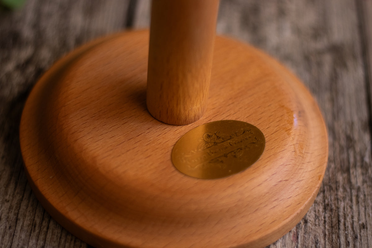 Holzhalterung  mit goldenem Etikett