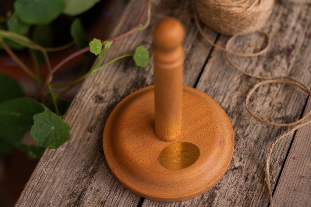Holzhalterung für Juteschnurr im Detail