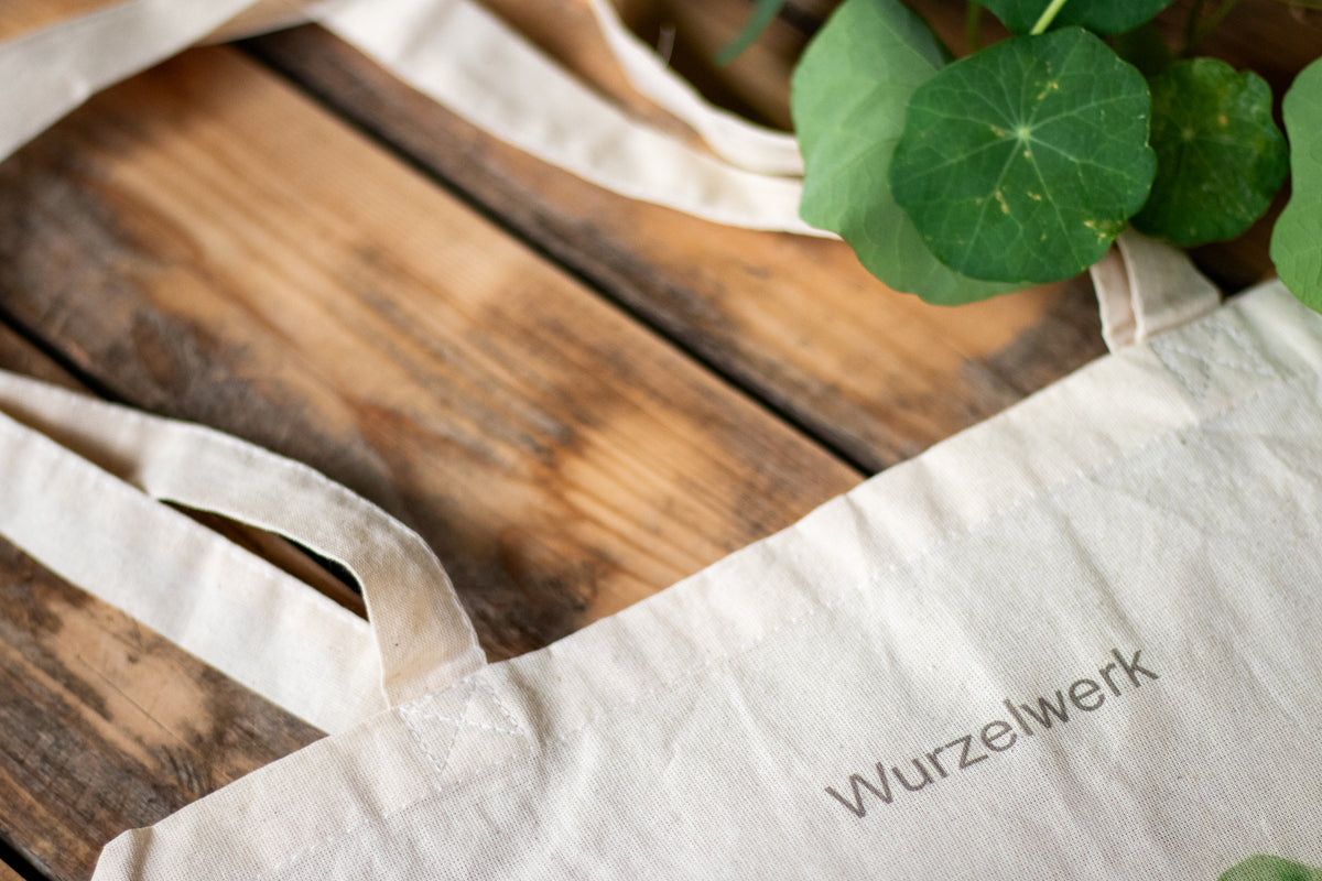 Jutebeutel mit Wurzelwerk-Logo im Detail