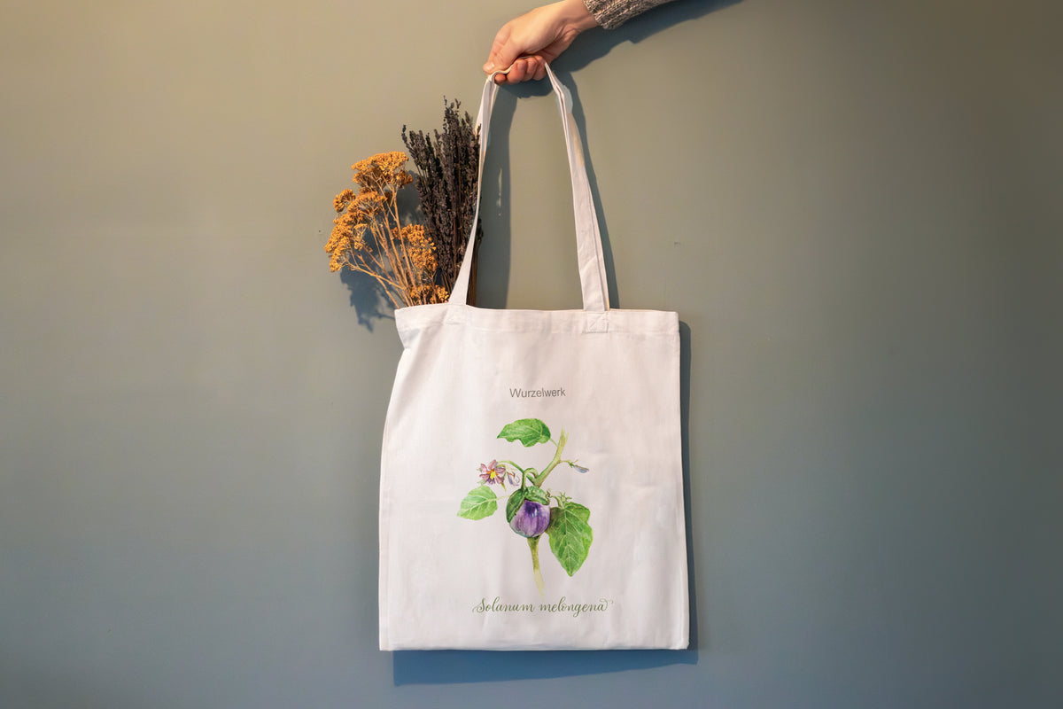 Jutebeutel mit Aubergine-Aufdruck und Trockenbumen im Beutel