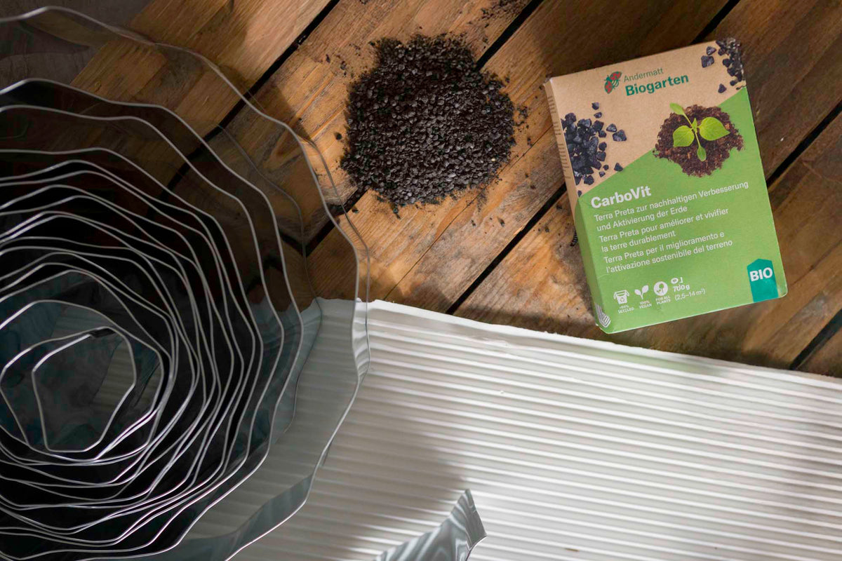 Set zum Anlegen neuer Beete verteilt auf einem Holztisch