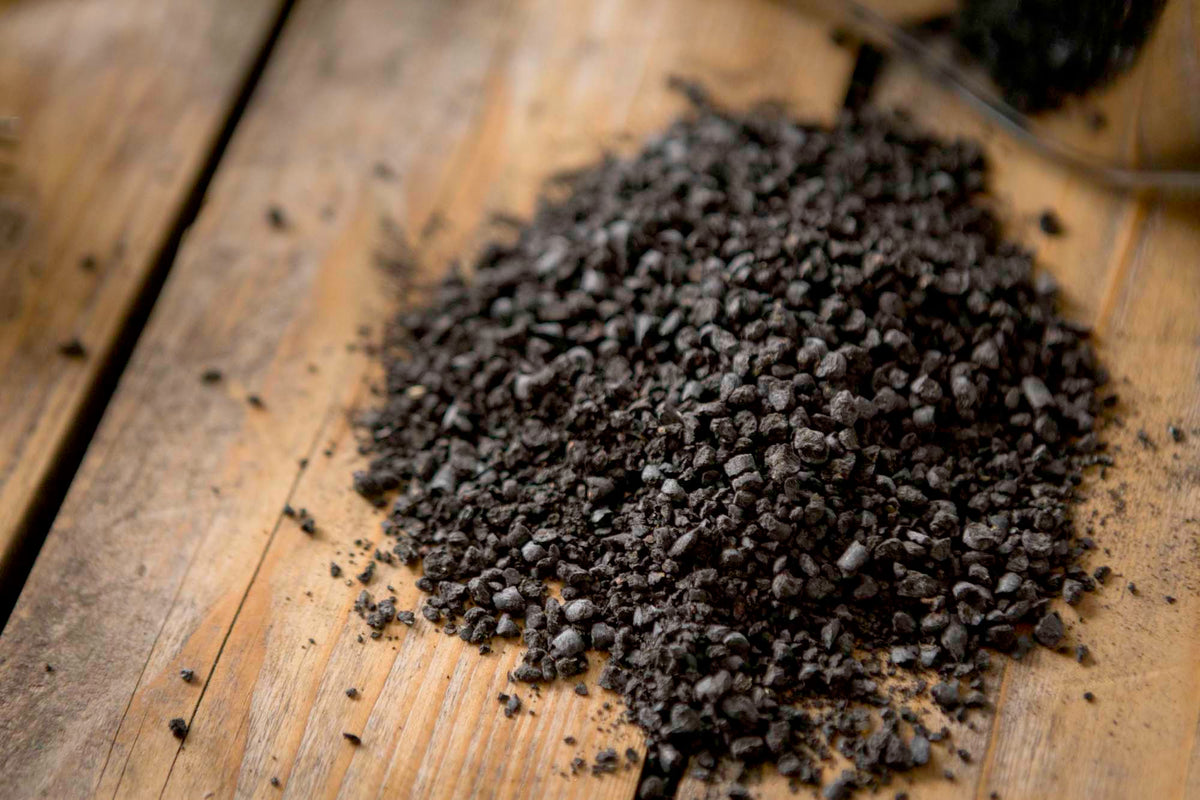 Terra Preta auf Holztisch verteilt