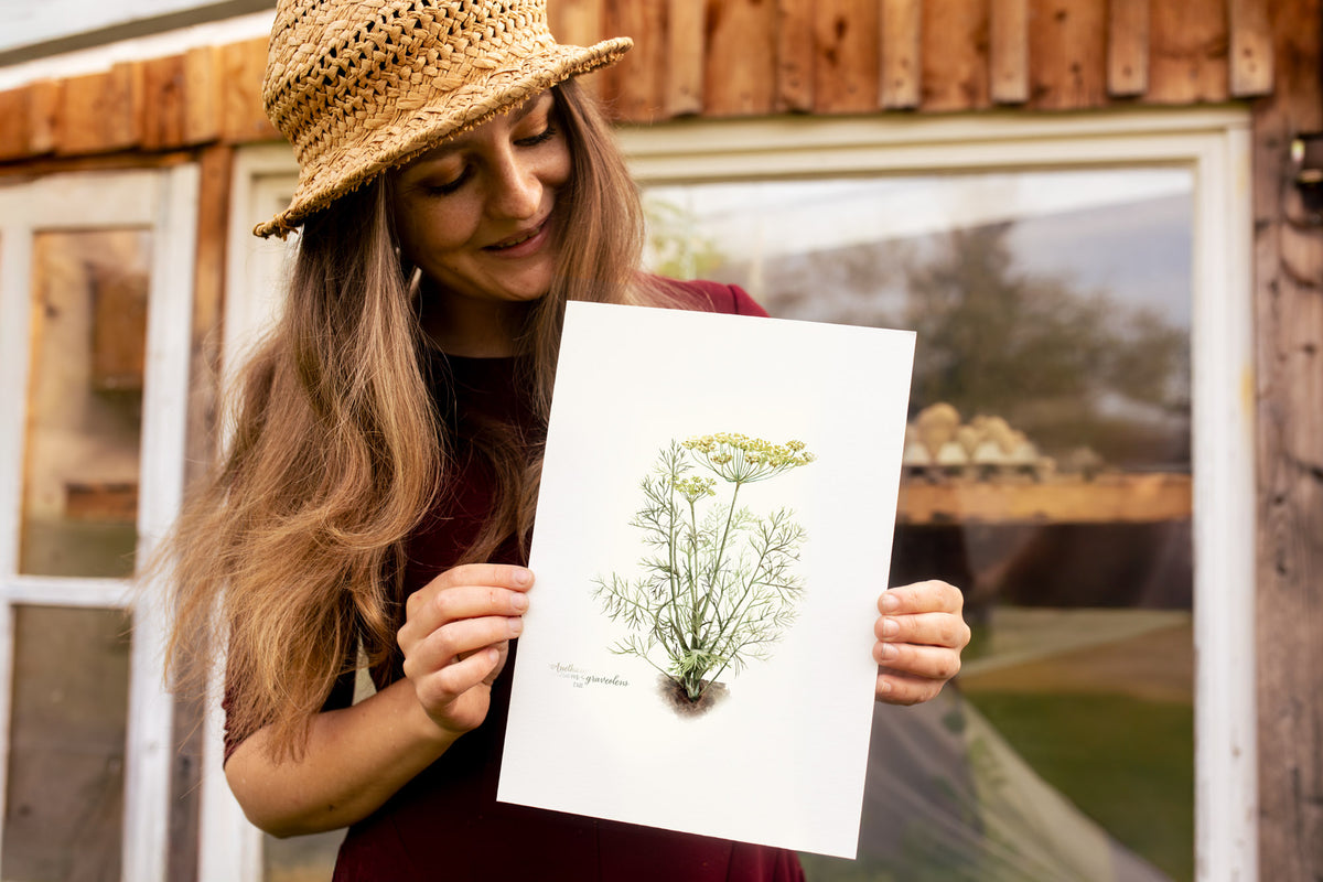 Marie hält Poster "Dill" in der Hand