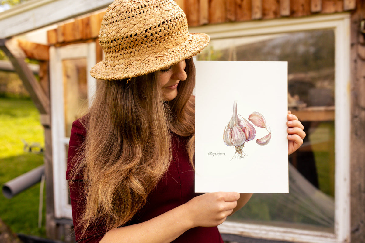 Marie hält Poster "Knoblauch" in der Hand