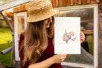 Marie hält Poster "Knoblauch" in der Hand