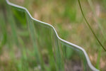 Rasenkante aus Metall im Detail