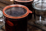 Einmachglas mit Gummiring, leer und befüllt