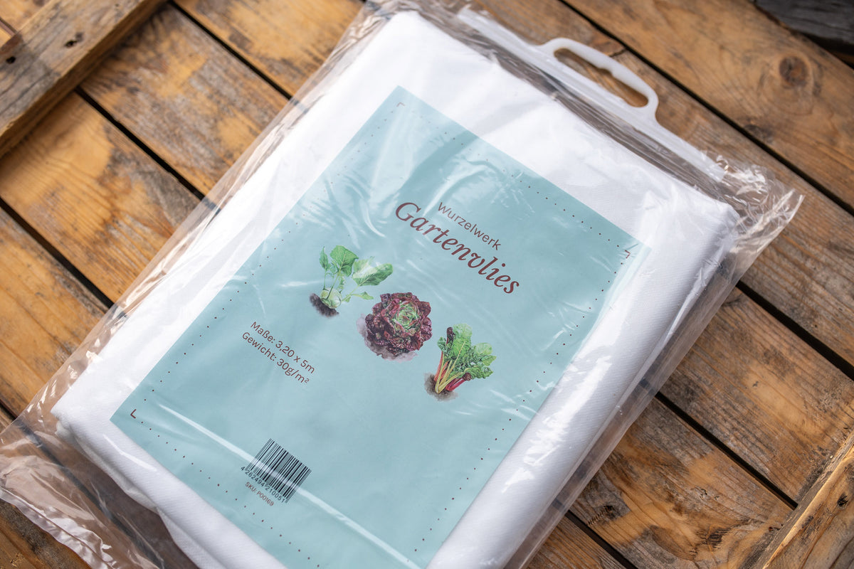 Gartenvlies in Verpackung auf Holztisch