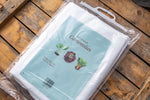 Gartenvlies in Verpackung auf Holztisch