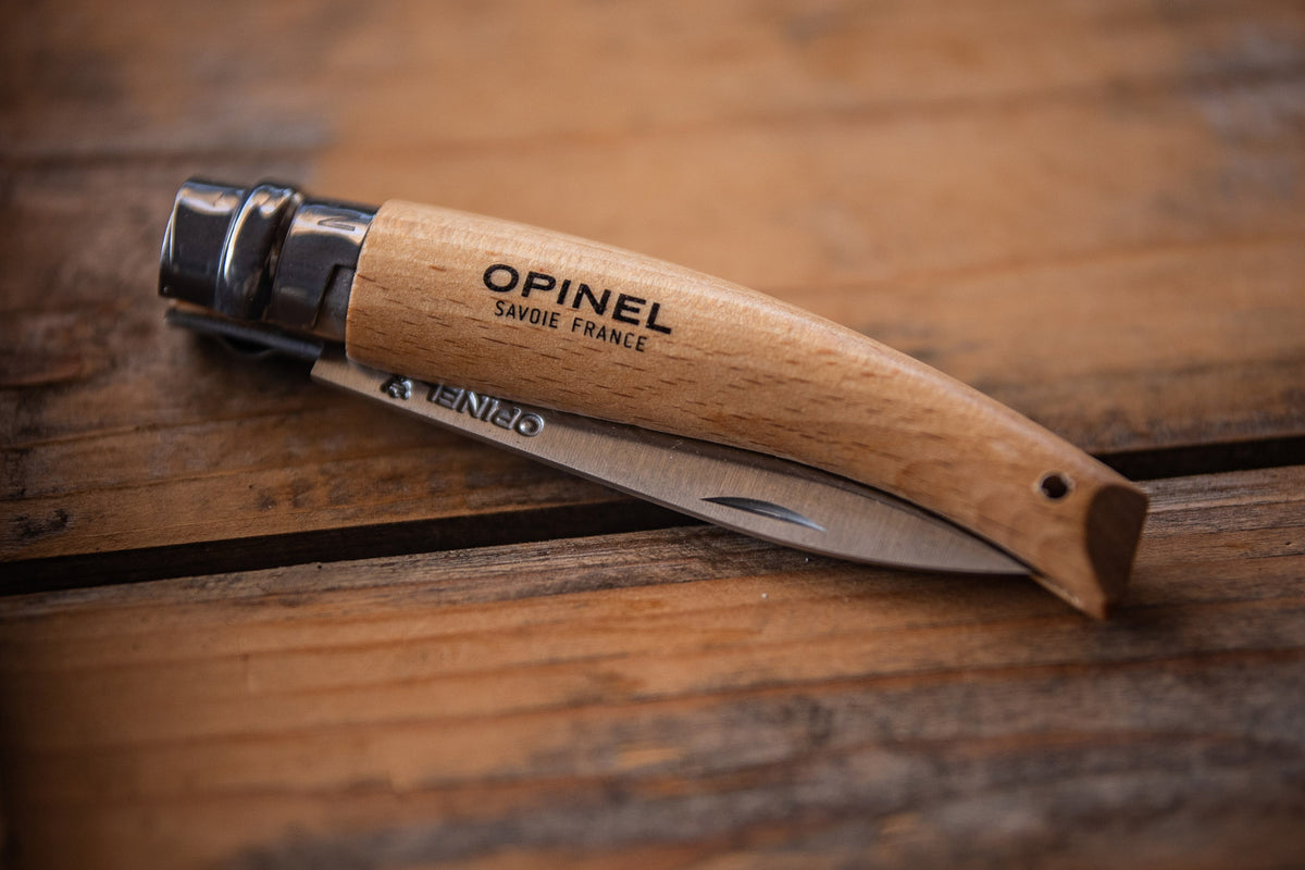 Messer "Opinel" auf Holztisch eingeklappt