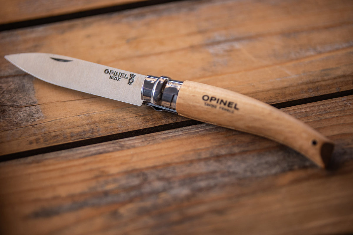 Messer "Opinel" auf Holztisch