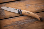 Messer "Opinel" auf Holztisch