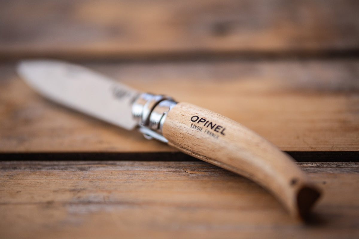 Messer "Opinel" auf Holztisch
