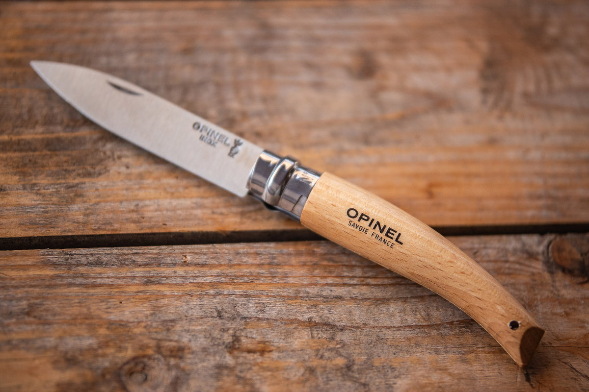 Messer "Opinel" auf Holztisch