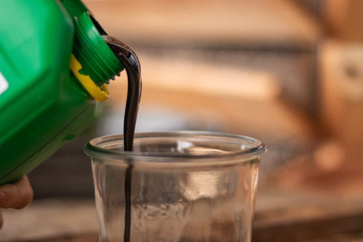 Vinasse Dünger wird in Glas geschüttet