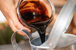 Vinasse wird in Gießkanne geschüttet