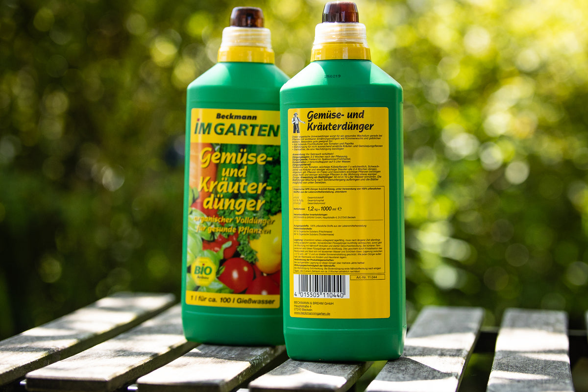 2 Verpackungen des Vinasse Düger auf Holztisch